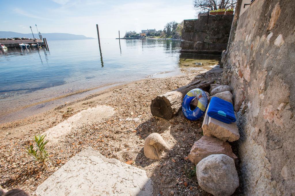 Il Batti Apartment Water Front And Private Beach Toscolano Maderno Exterior photo
